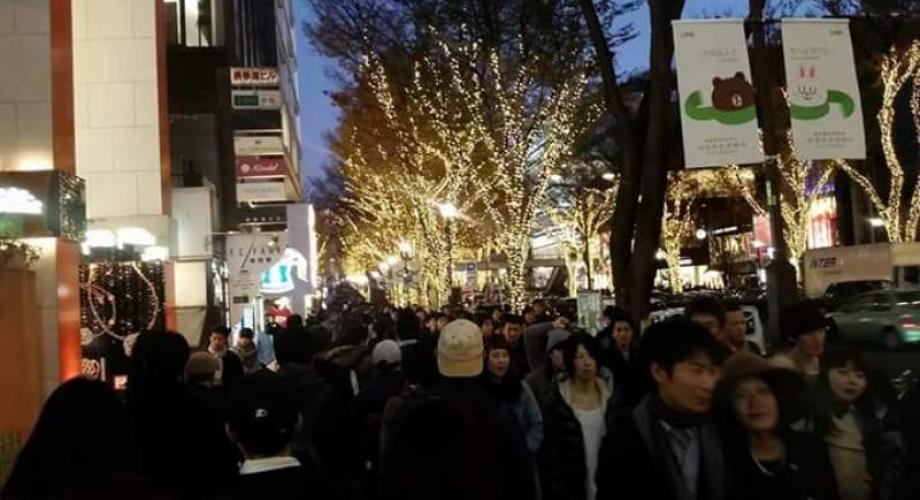 Omotesando je mjesto za romantične šetnje uz blagdansku rasvijetu.