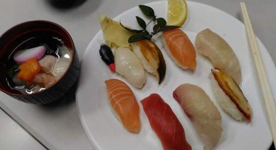 U školi smo imali prliku napraviti vlastiti sushi.